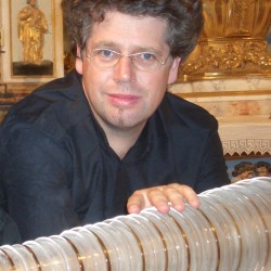 Thomas_Bloch_glass_harmonica